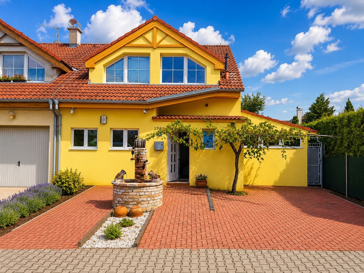 Prodej výjimečného řadového rodinného domu 5+1, 210 m², Hostivice