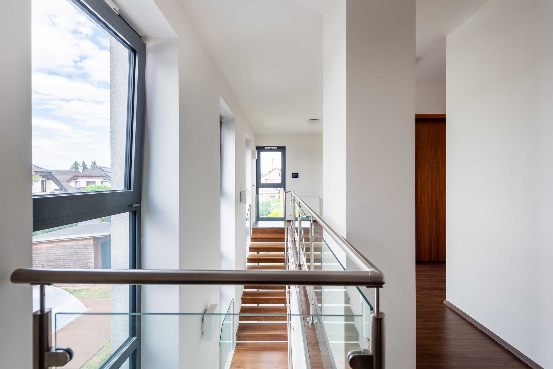 Pronájem moderního rodinného domu, 392 m², Praha 19 - Kbely — fotografie 3